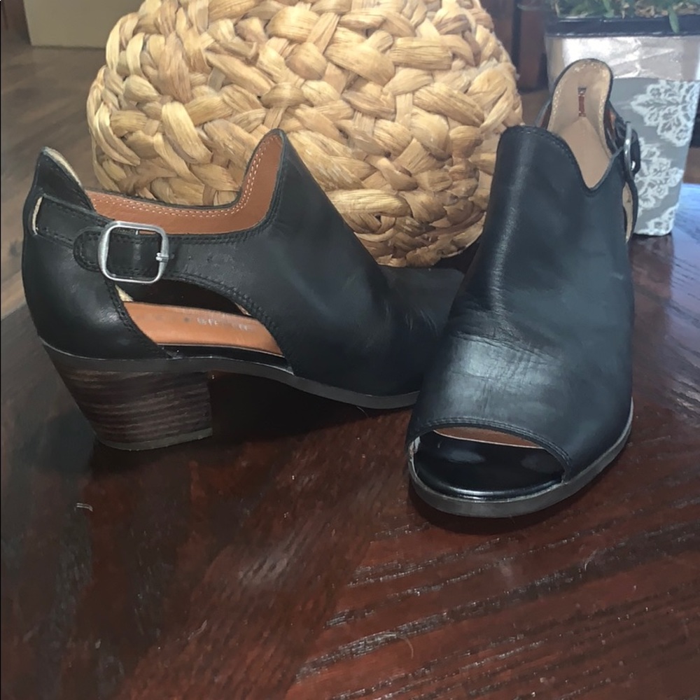 Lucky Brand black leather peep toe stacked heel